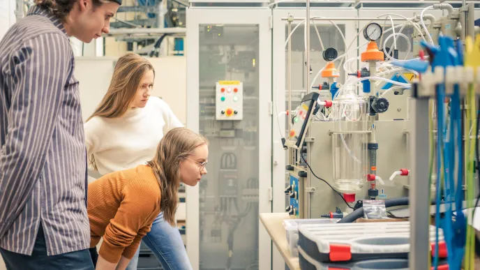 Opiskelijoita tekniikan laboratoriossa.