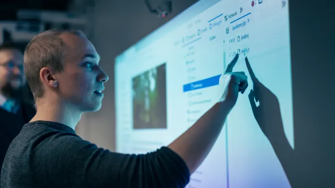 Opiskelija tietotekniikan testilaboratoriossa.