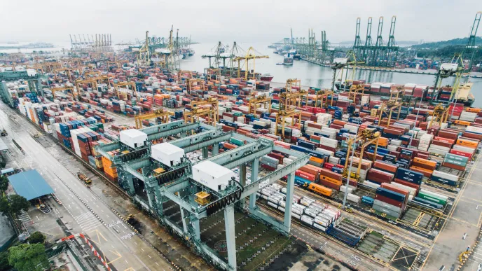 Merikontteja satamassa.