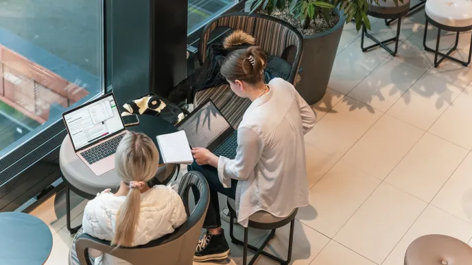 Opiskelijoita tekemässä tehtäviä tietokoneilla.