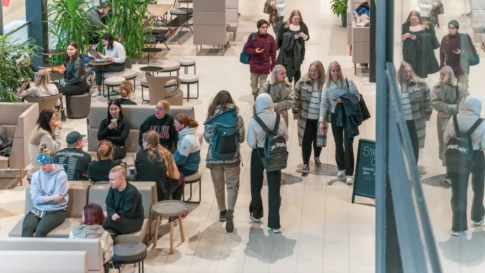 Opiskelijoita yliopiston käytävällä.