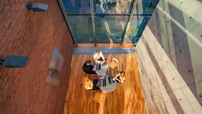 Opiskelijoita tekemässä tehtäviä.