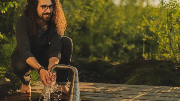 Henkilö pesee käsiä juoksevan veden alla.