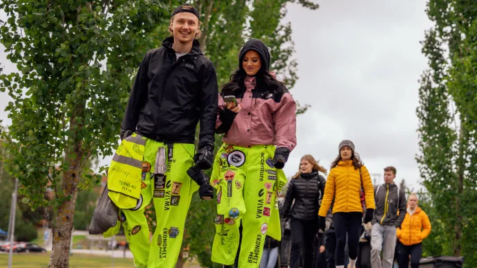 Kauppatieteiden opiskelijoita kävelemässä kampuksen pihalla.