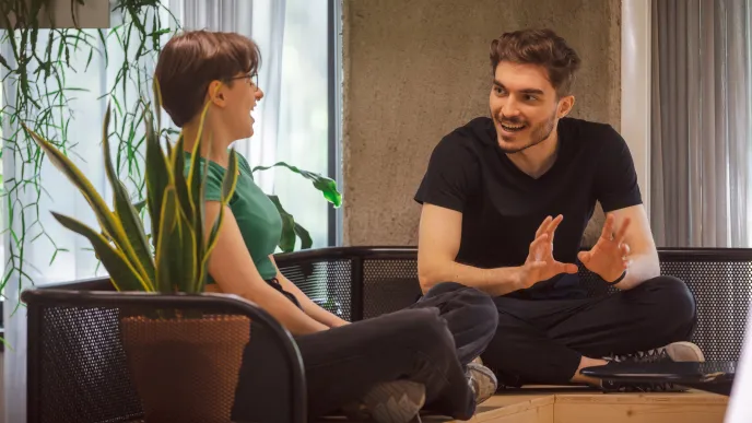 Opiskelijoita keskustelemassa.