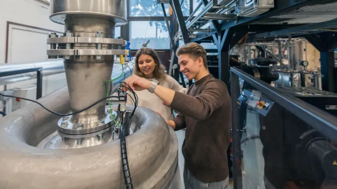 Opiskelijoita energiatekniikan laboratoriossa.