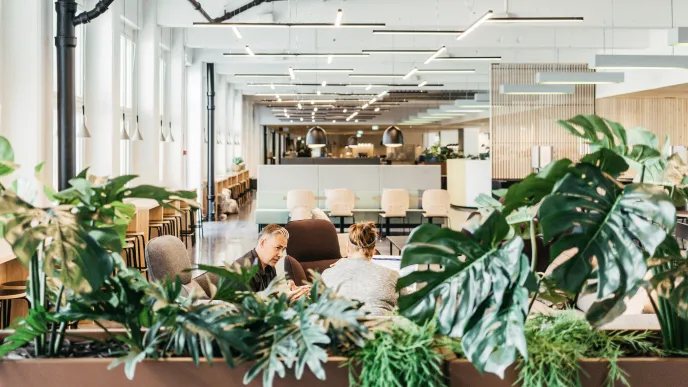 Ihmisiä keskustelemassa Lahden kampuksella.