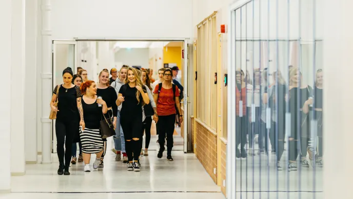 Opiskelijoita kävelemässä Lahden kampuksen käytävällä.
