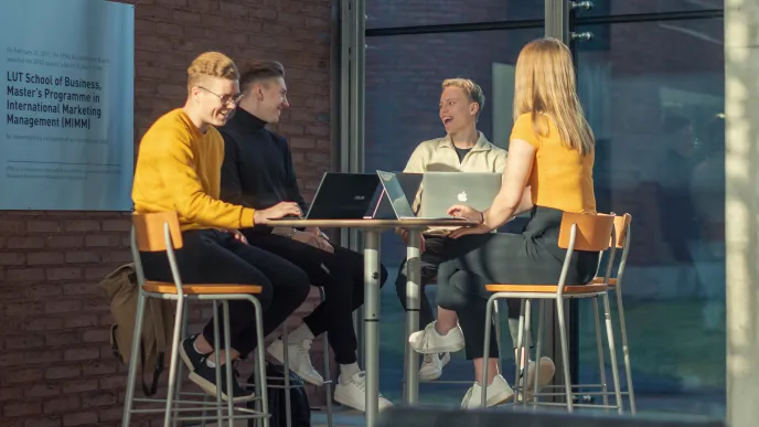 Kauppatieteiden opiskelijoita tekemässä harjoitustyötä.