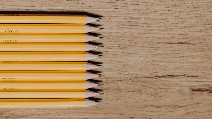 Lyijykyniä pöydällä.