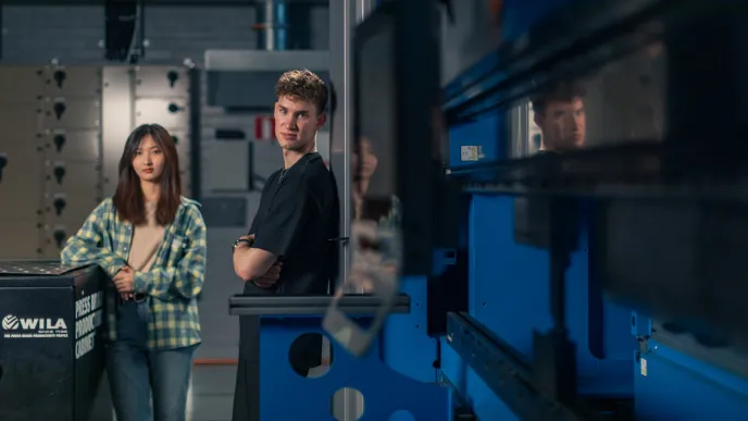 LUTin opiskelijoita tekniikan laboratoriossa.