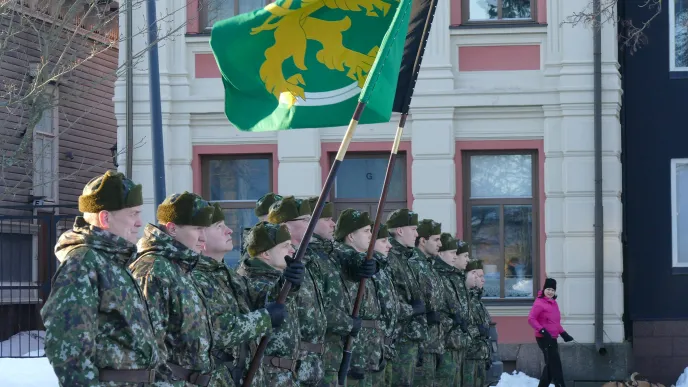 Kuva: Puolustusvoimat/Maasotakoulu, henkilöitä seisomassa rivissä.