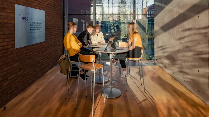 Opiskelijoita tekemässä harjoitustyötä.