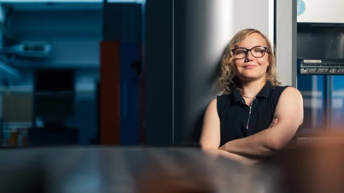 Tekniikan opiskelija laboratoriossa.