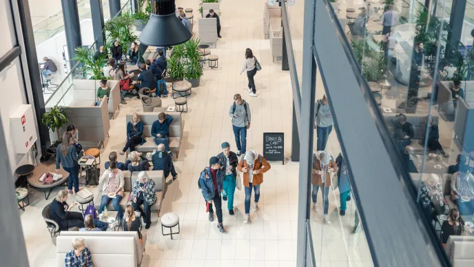 Opiskelijoita yliopiston käytävällä.