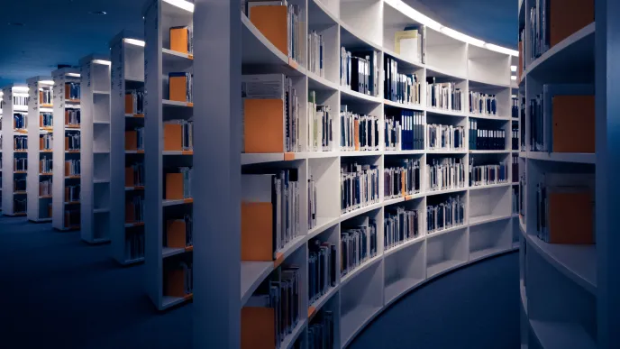 Kirjahyllyjä kirjastossa.