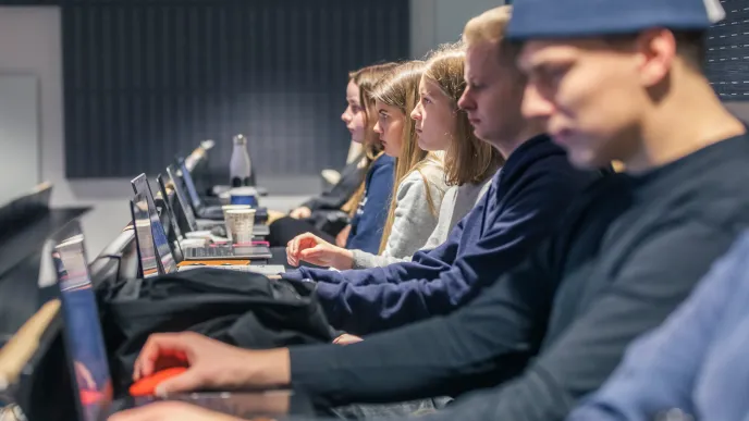 Tuotantotalouden opiskelijoita luennolla.