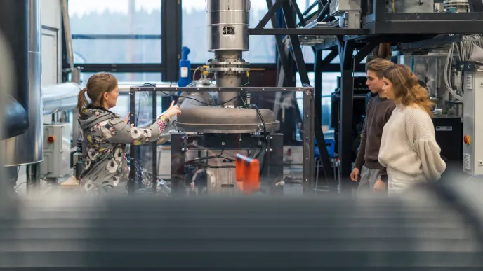 Energiatekniikan opettaja ja opiskelijoita laboratoriossa.