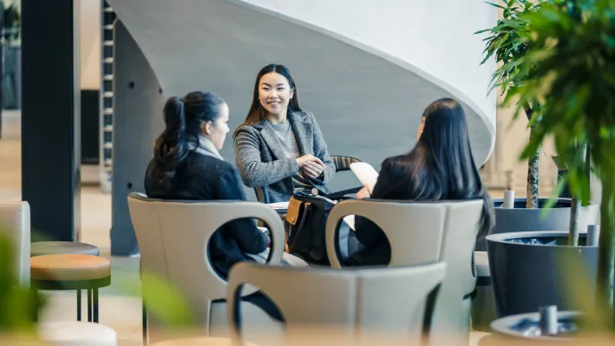 Opiskelijoita istumassa kahvilassa.