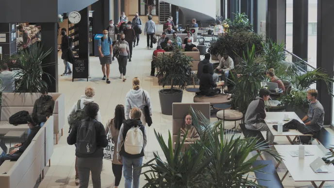 Opiskelijoita yliopiston käytävällä.