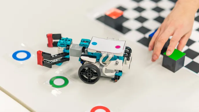 Laskennallisen tekniikan opiskelua laboratoriossa.