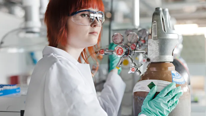 Kemiantekniikan opiskelija laboratoriossa suojalasit päässä.