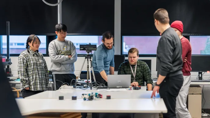 Laskennallisen tekniikan opiskelijoita tekemässä harjoitusta.