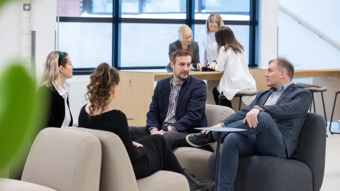 Henkilöitä keskustelemassa