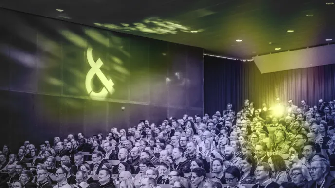 Paljon yleisöä katsomossa.