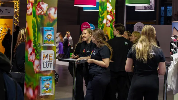 LUTin opiskelijoita vuoden 2024 Studia-messuilla.