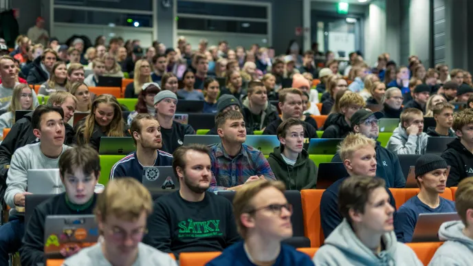 Opiskelijoita luentosalissa Sykön kyselytunnilla.