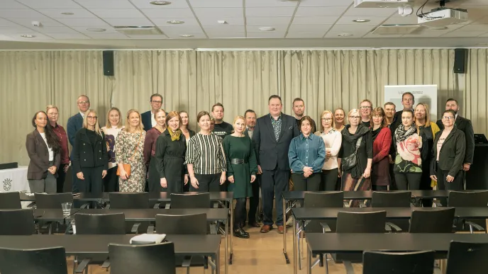 Tulevaisuuden osaajat -allekirjoitustilaisuuteen osallistujat