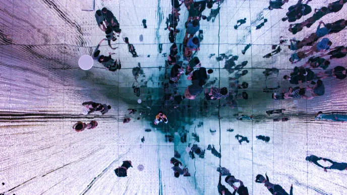 kuva peilikatosta, josta heijastuu ihmisiä, view of ceiling mirror showing people