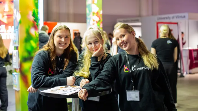 Opiskelijoita Studia-messuilla