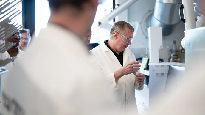 Ihmisiä työskentelemässä LUTin P2X-laboratoriossa.