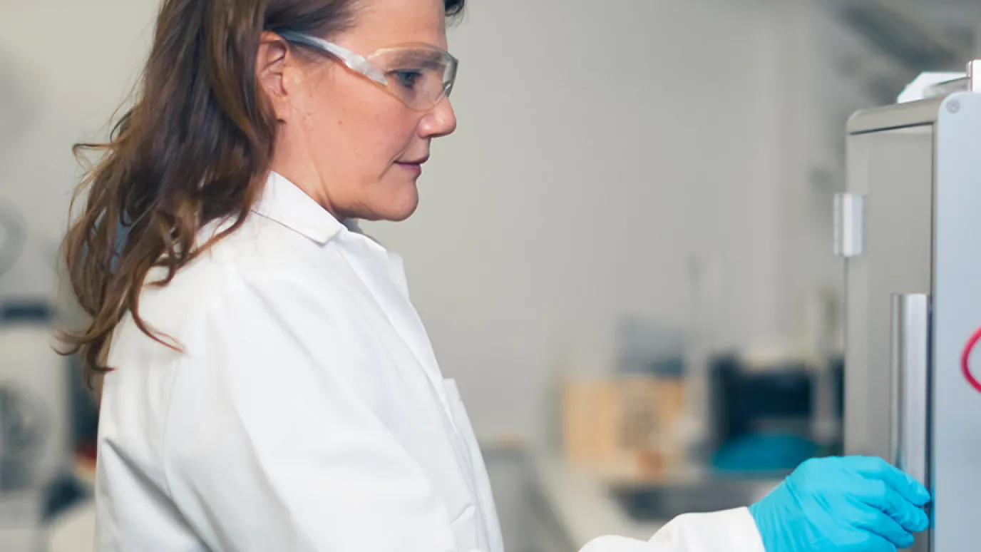 LUT-yliopiston akatemiatutkija Katri Laatikainen laboratoriossa