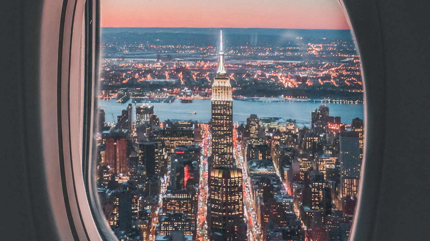 Kuva pilvenpiirtäjästä miljoonakaupungissa. 