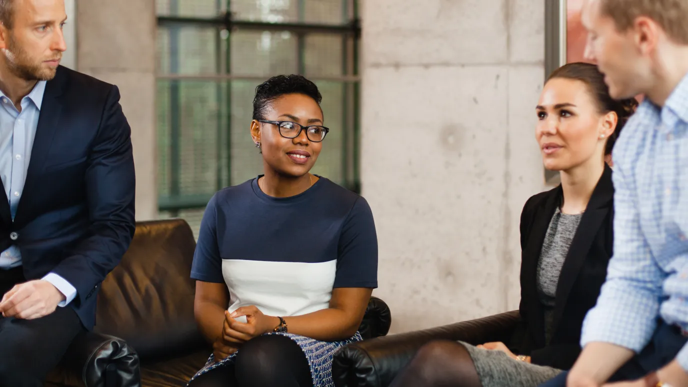 Kansainvälisiä opiskelijoita juttelemassa.