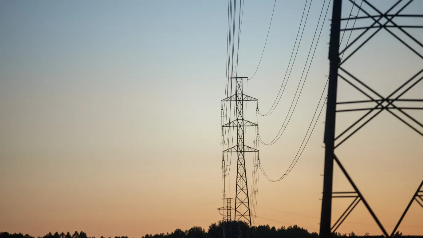 Ilmajohtoverkko auringonlaskussa