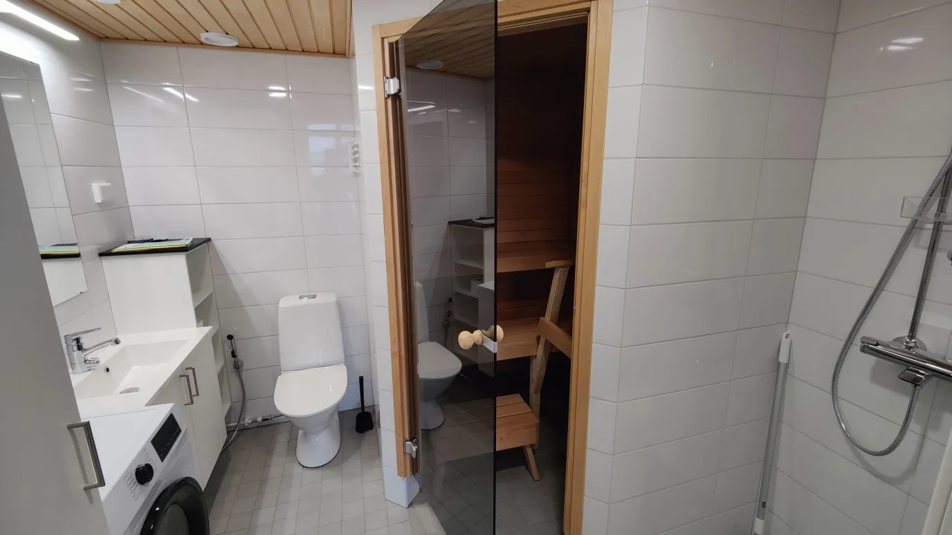 Tutkija-asunnon kylpyhuone, wc ja sauna.