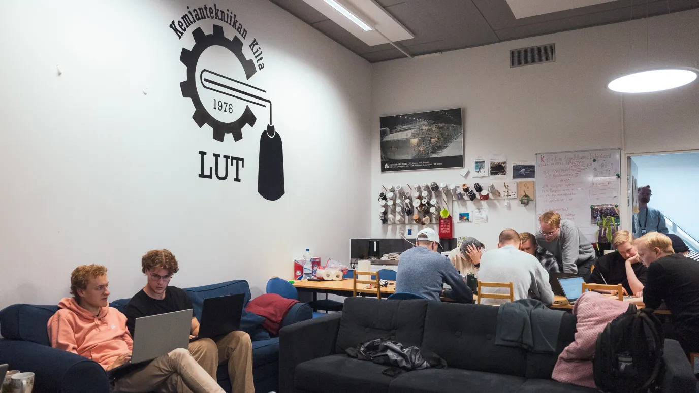 LUT-yliopiston kemiantekniikan opiskelijoita kiltahuoneella