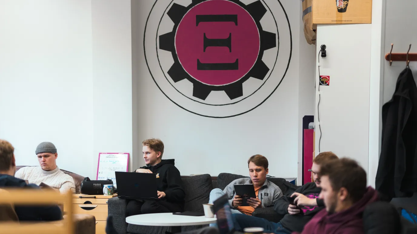 LUT laskennallisen tekniikan opiskelijoita kiltahuoneella
