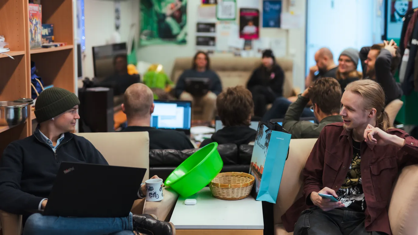 LUT sähkötekniikan opiskelijoita kiltahuoneella