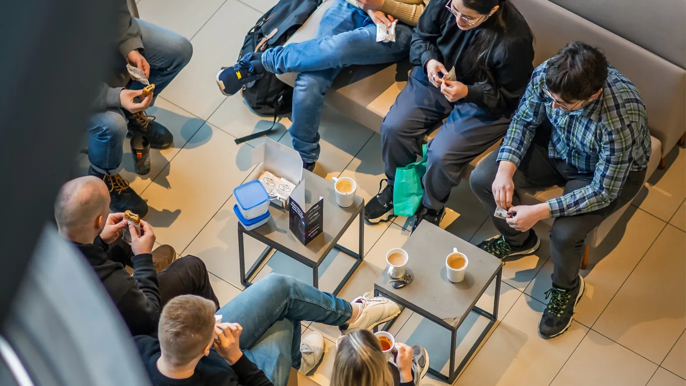 Ihmisiä kahvilla Street cafessa.