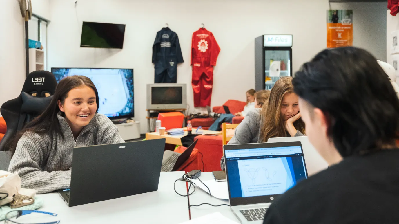 LUT tietotekniikan opiskelijoita kiltahuonella