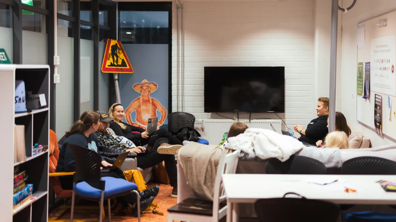 LUTin yhteiskunta- ja viestintätieteiden opiskelijoita kiltahuoneella