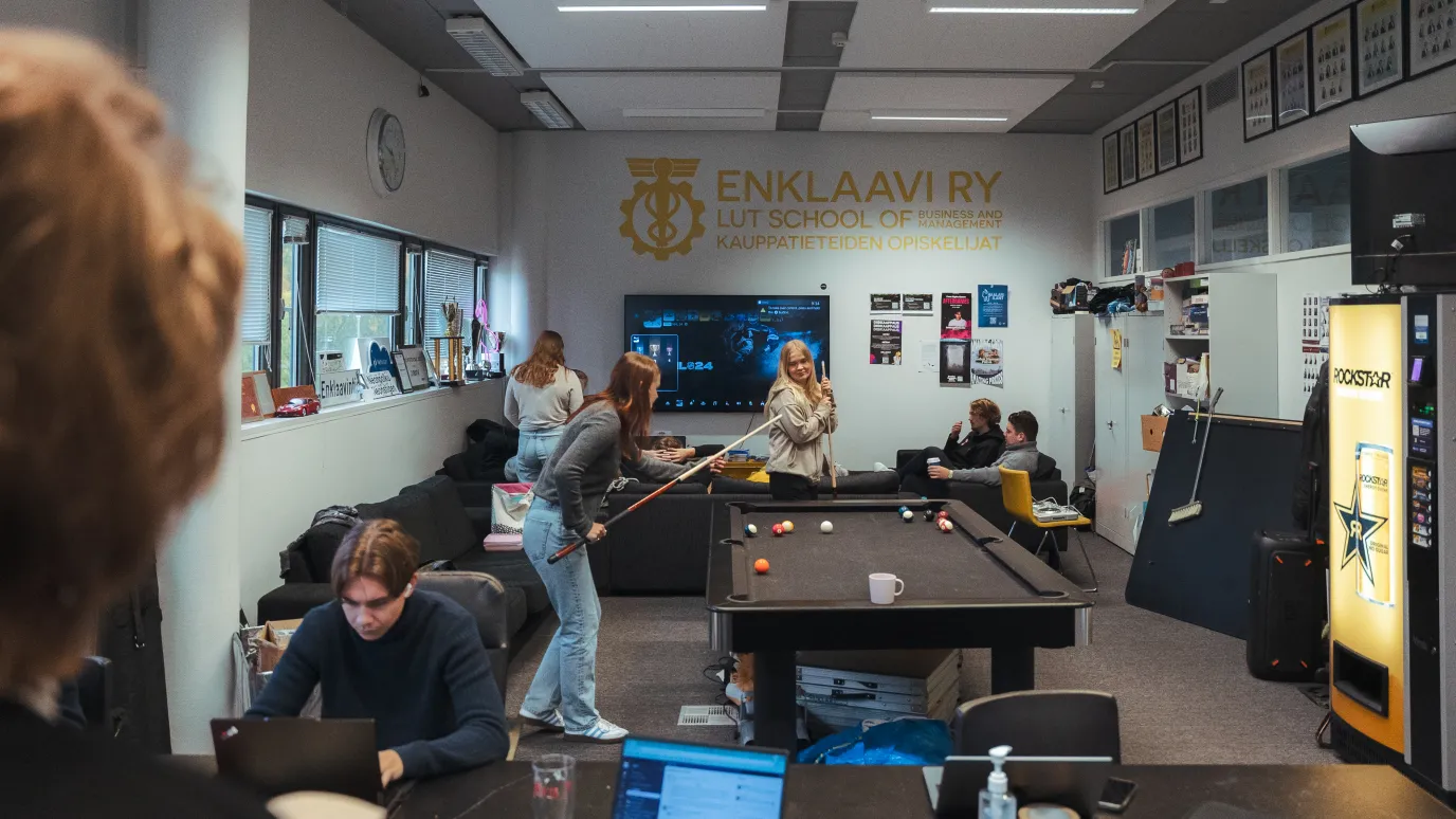 LUTin kauppatieteiden opiskelijoita kiltahuoneella