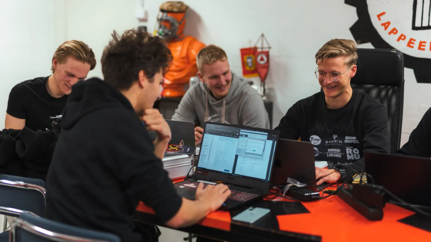 LUT konetekniikan opiskelijoita kiltahuoneella