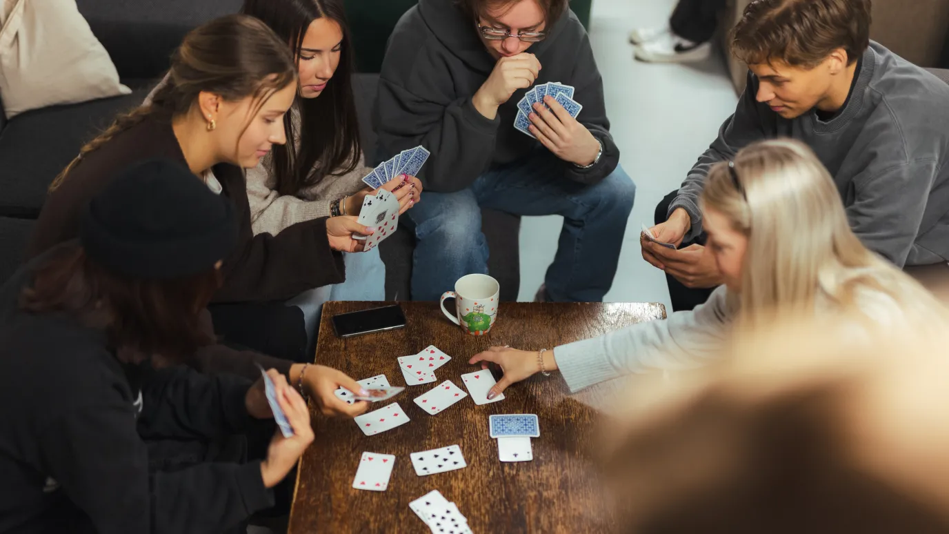 LUTin ympäristötekniikan opiskelijoita kiltahuoneella