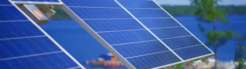 Aurinkopaneeli Saimaan rannalla LUTin kampuksella.